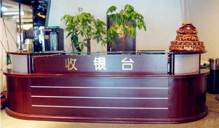 带有神像和发财树的收银台 带有神像和发财树的收银台